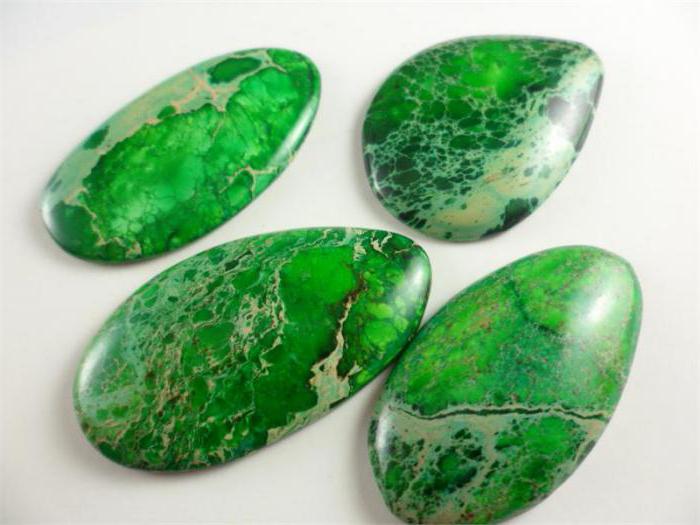 žali brangieji akmenys