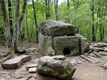 Akmens stalas ar dolmens - kas tai?